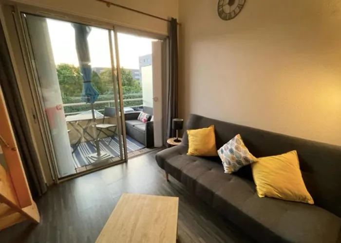 Lovely Apartment With Balcony Near The Lake